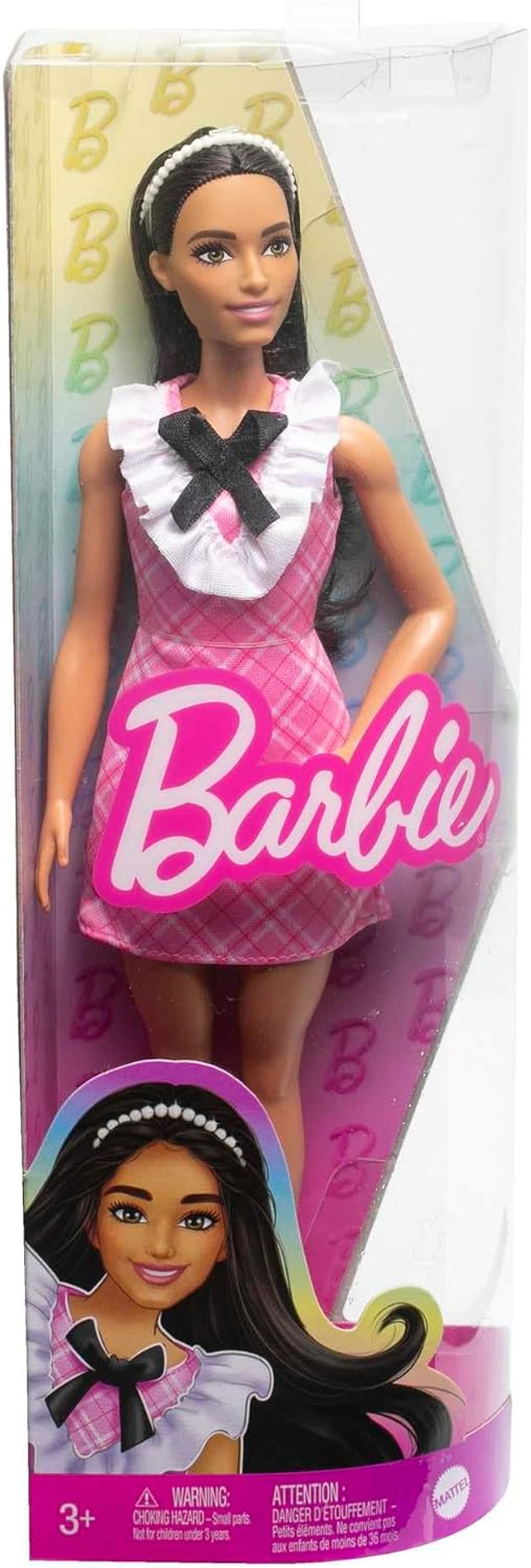 Barbie Fashionistas - Păpușă sportivă cu păr negru și bentiță cu aspect de perlă, purtând o rochie roz în carouri cu fundă neagră și guler cu volane, pentru copii cu vârsta de 3 ani și peste, HJT06