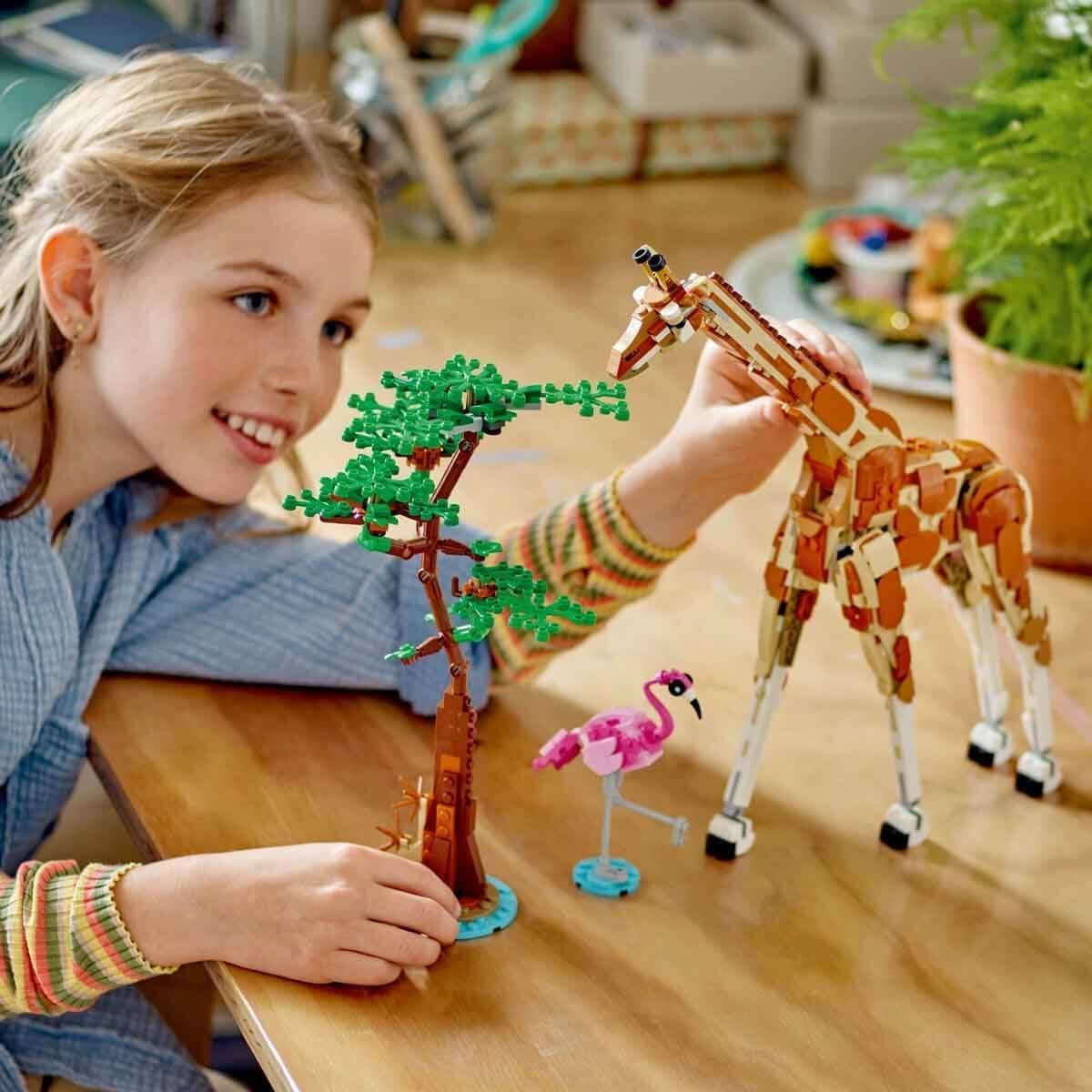 LEGO Creator 3In1 Animal Safari, set creativ cu figurine de animale, 3 opțiuni de construcție: Girafă de jucărie, gazelă și leu, animale de jucărie pentru fete și băieți, cadou natural pentru copii cu vârsta de 9+ 31150 Seturi de constructie Besuche den LEGO-Store