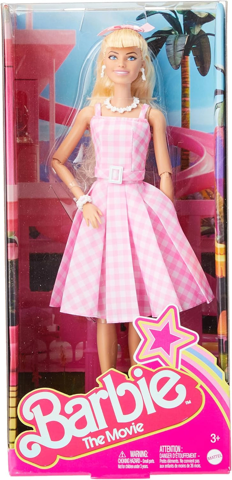 Păpușă Barbie, păpușă The Movie, în rochie roz și albă și colier cu margarete, Margot Robbie, piesă de colecție, jucărie pentru copii de la 3 ani, HPJ96