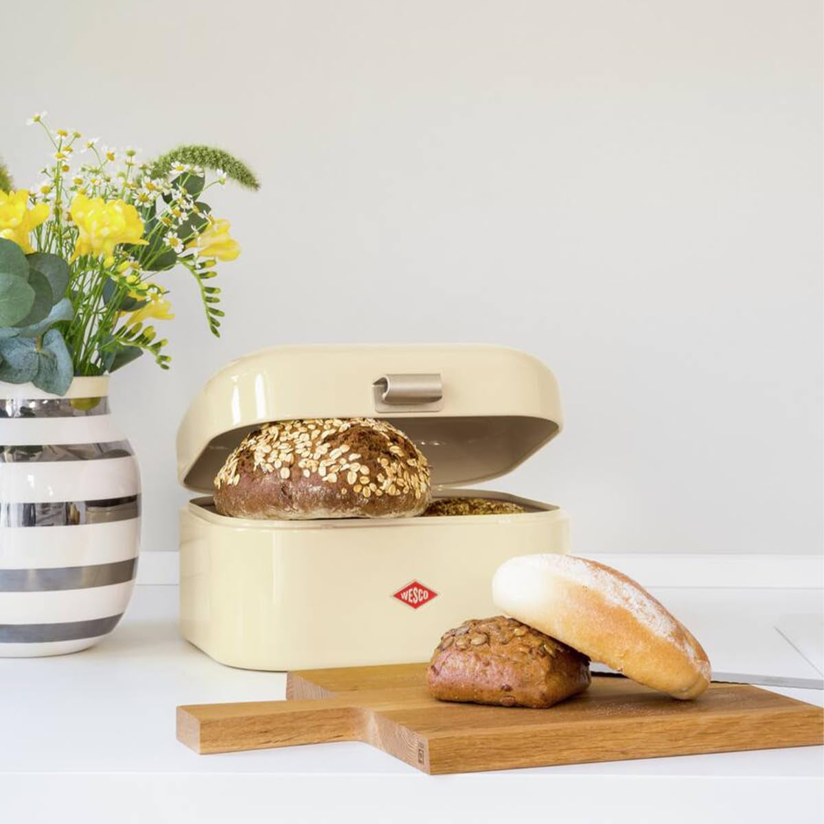 Coș de pâine WESCO Single Grandy în culoarea verde mentă, tablă de oțel acoperită cu pulbere, găuri de ventilație și mâner robust Cutii depozitare alimente Naty Shop