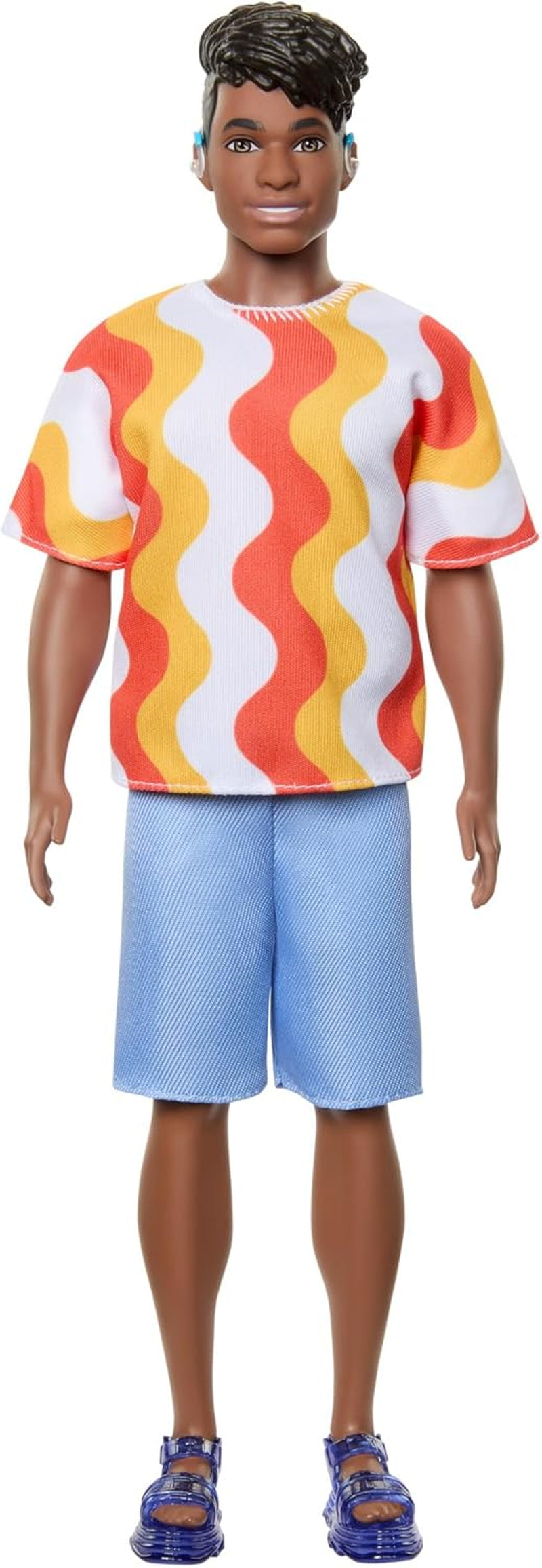 Barbie Fashionistas Ken Doll nr. 220 Cu bretele și formă largă a corpului într-o cămașă detașabilă cu model portocaliu, pantaloni scurți și sandale cu platformă, HRH23 Papusi Naty Shop Titlu implicit