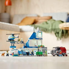 LEGO 60316 City Polizeistation mit Polizeiauto, Müllauto und Hubschrauber, Gebäude zum Bauen mit 3 Figuren, Polizei-Spielzeug für Jungen und Mädchen ab 6 Jahren, Geschenk für Kinder