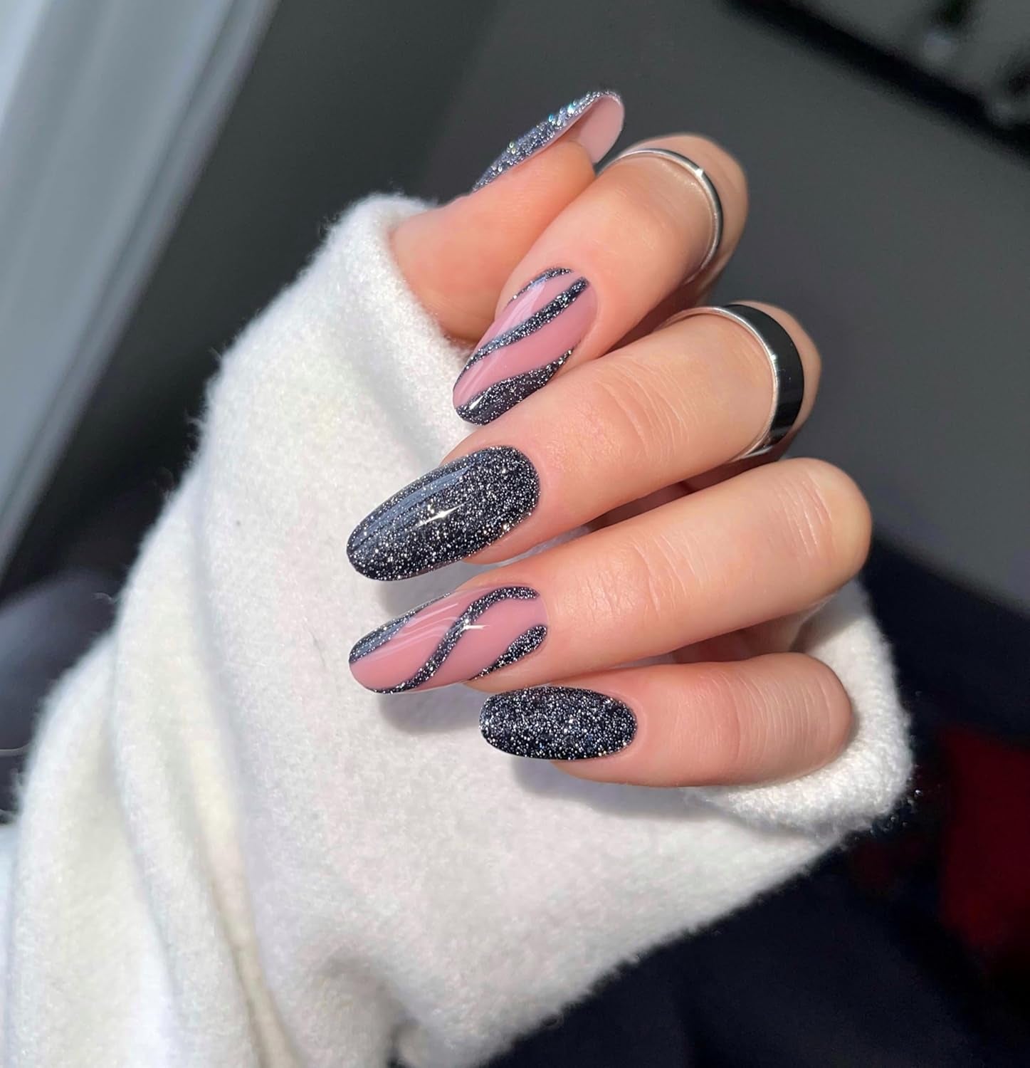 Oja UV Semilac 394 Sparkling Midnight Date 7 ml – Cer nocturn întunecat cu efect de sclipici – Colecția Love Is In The Nails