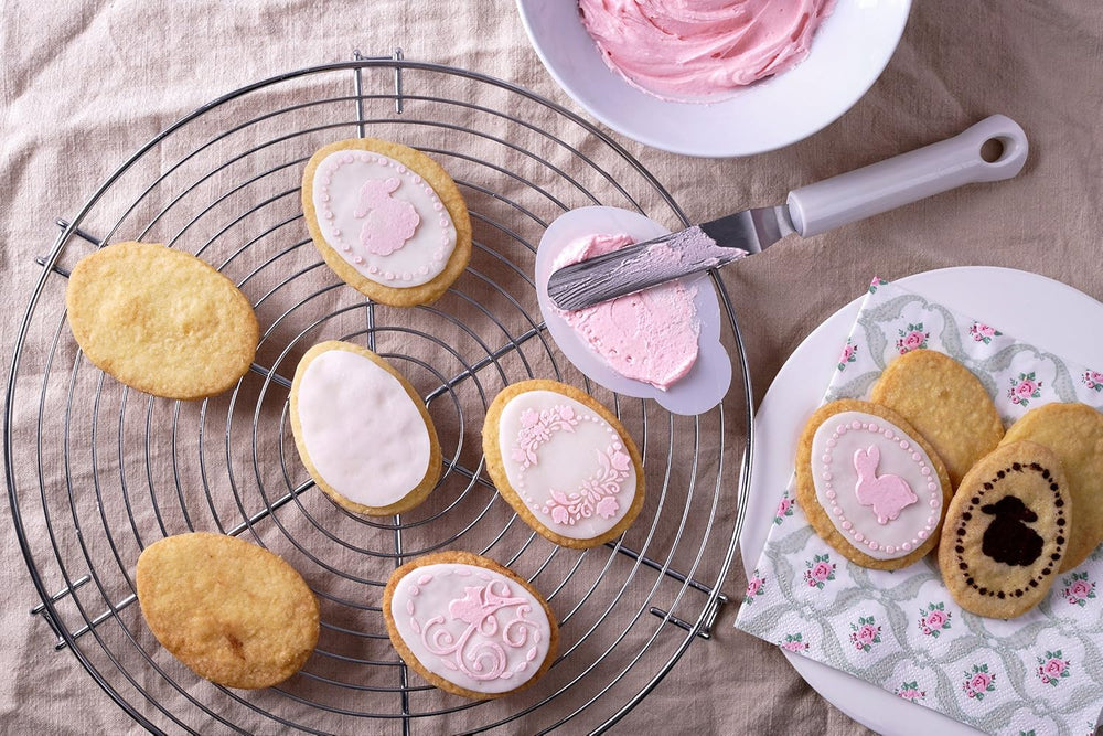 Decupator de ouă Dr. Oetker, inclusiv 4 șabloane decorative din seria „Golden Easter”, matriță pentru fursecuri și biscuiți (culoare: argintiu, alb), cantitate: 1 x set de 5 piese