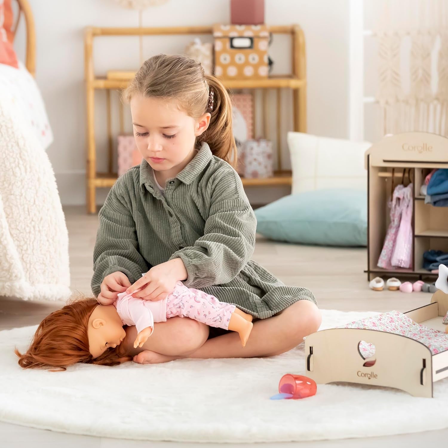 Corolle 9000200070 - MaCorolle, Prune, păpușă franceză cu talisman și parfum de vanilie