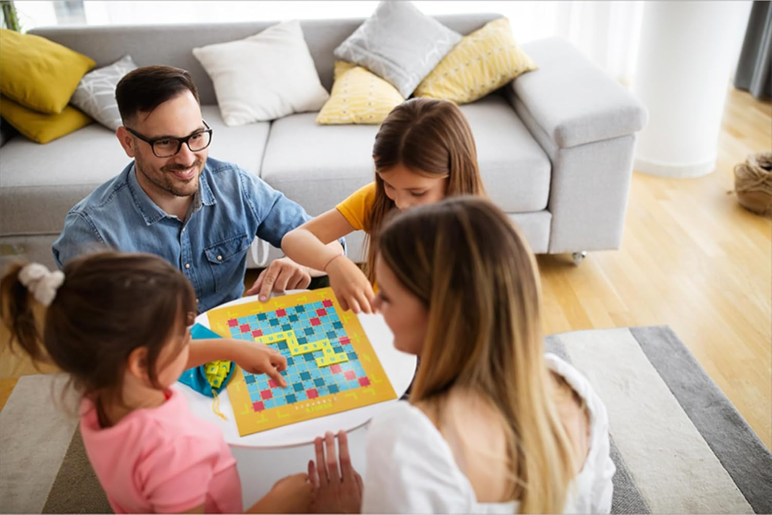 Mattel Games Scrabble Junior - Joc de cuvinte și joc pentru copii, Joc de societate potrivit pentru 2-4 copii cu vârsta de 6 ani și peste, Designul poate varia, Versiune germană, Y9670