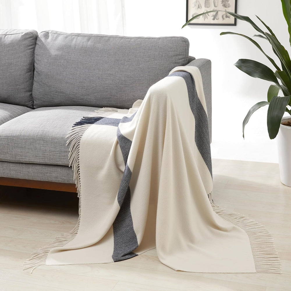 Amazon Basics Throw Blanket, ușor, poliester reciclat, cameră Decor Cosy Blanket, 127 X 152 Cm, alb fildeș cu model albastru Check Paturi si Cuverturi Besuche den Amazon Basics-Store Alb fildeș cu model în carouri albastre