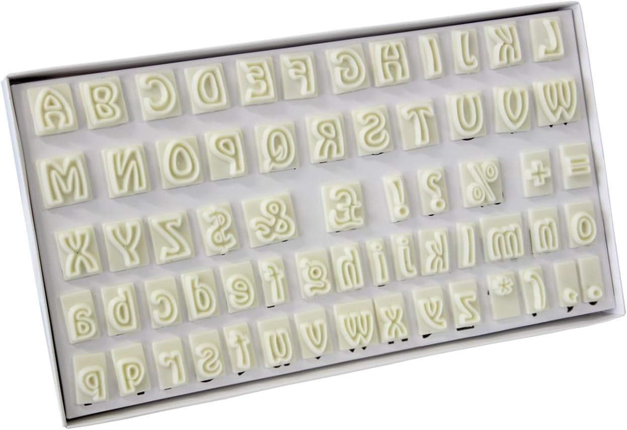 106M001 Forme de biscuiți Jem Alphabet pentru decorarea torturilor și a torturilor din zahăr, asortate, plastic, fildeș, 2 x 2 x 2 cm, set de 64 de piese