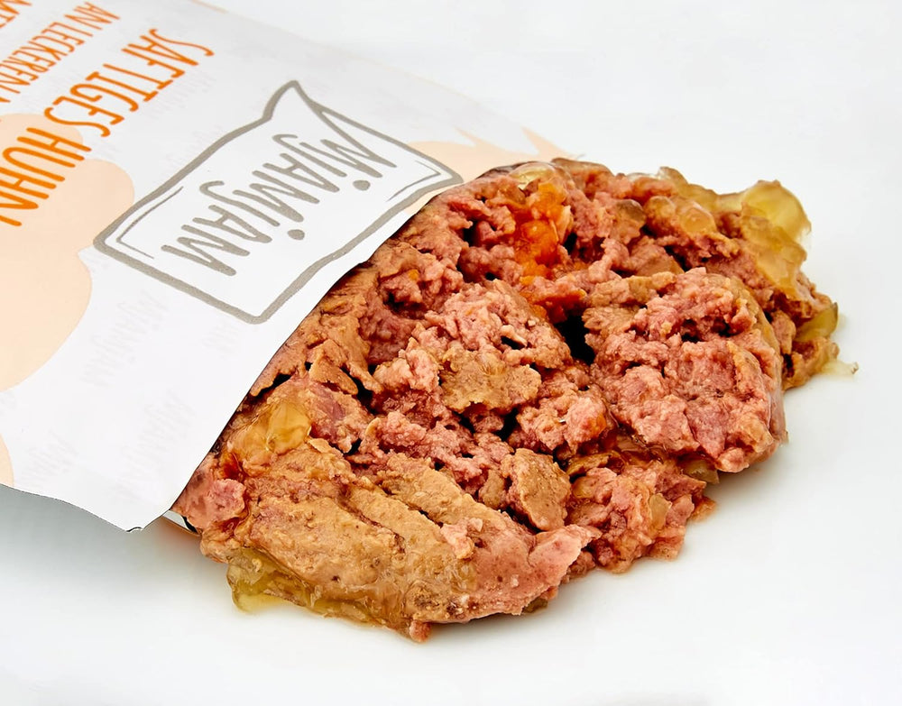 MjAMjAM - Hrană umedă premium pentru pisici - pungă compresibilă - pui suculent cu morcovi delicioși, pachet de 12 (12 x 125 g), fără cereale cu carne suplimentară