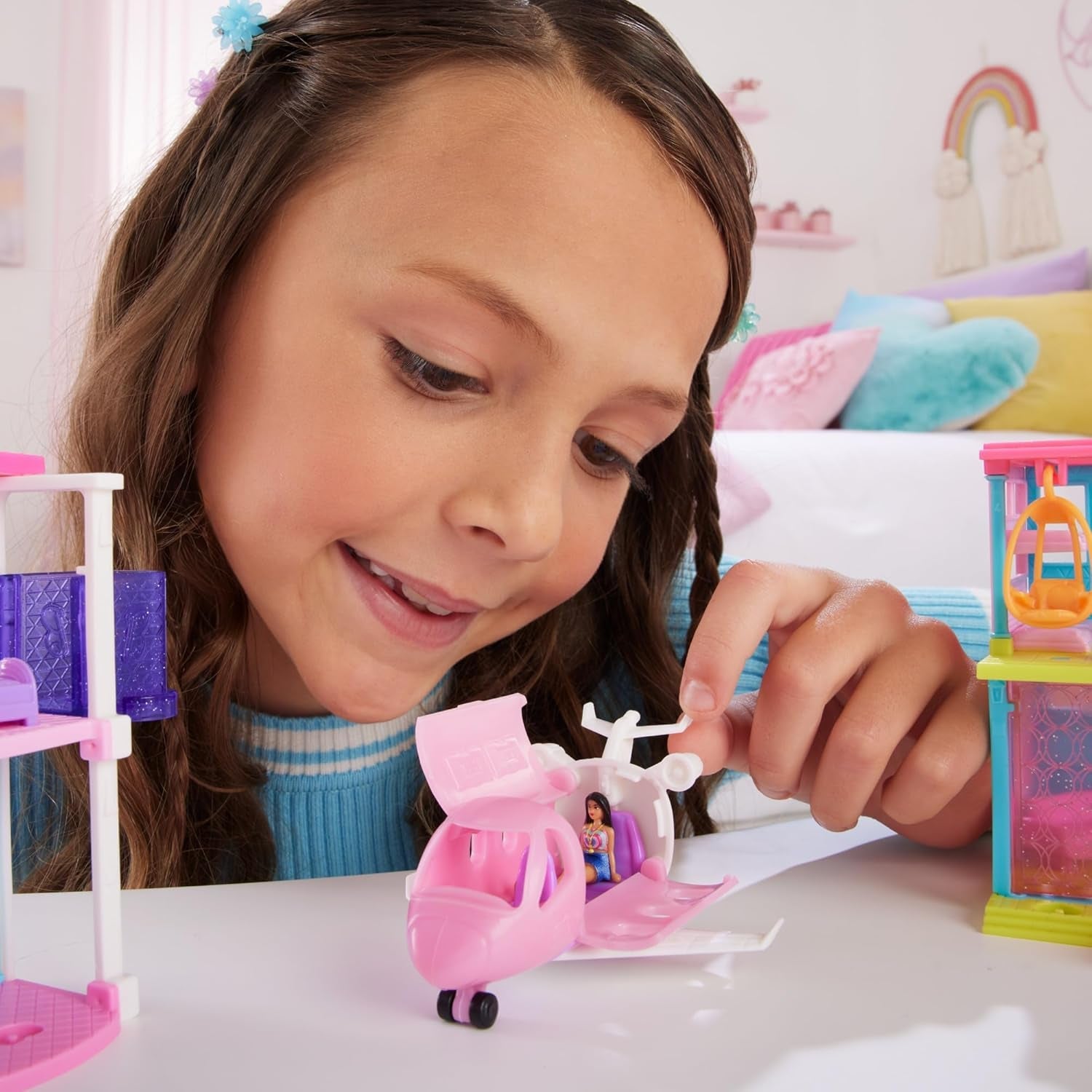 Păpușa Barbie Mini BarbieLand și seturi de vehicule de jucărie, păpușă de 3,8 cm și vehicul de jucărie emblematic cu surpriză care își schimbă culoarea, HYF40