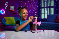 Păpușa Monster High Draculaura cu animalul ei de companie, pisica-liliac, Contele Fabulos, și accesorii precum un rucsac, o carte de vrăji, o cutie bento și multe altele, HRP64