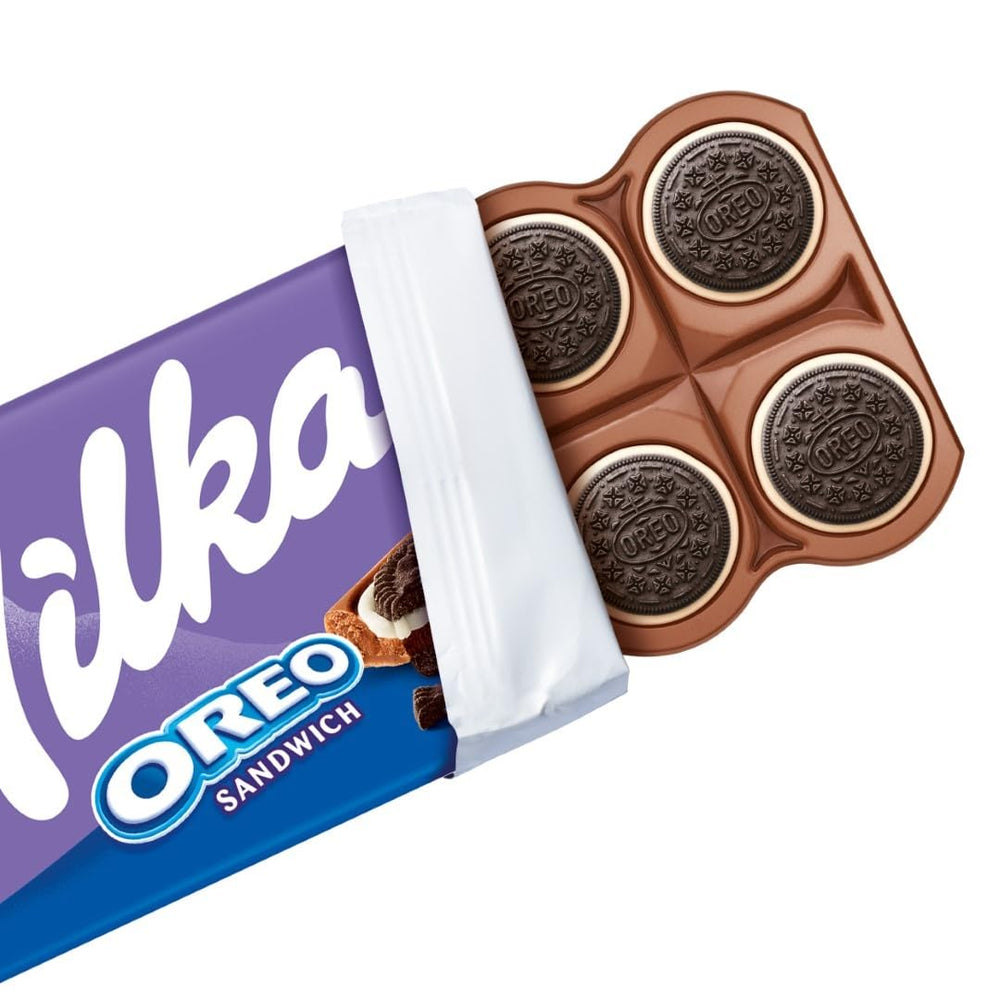 Sandwich Milka Oreo – Ciocolată cu lapte alpină, umplută cu bucățele crocante de biscuiți Oreo și cremă fină de vanilie – 92g