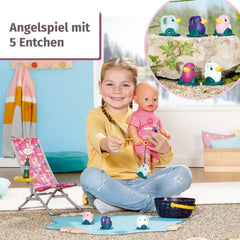BABY born 832790 Weekend Fischen - Puppenzubehör Angel-Set mit bunt bedruckten Liegestuhl mit Ablagetischchen, Flasche, Korb, Enten und Angel sowie pinkem Longshirt, Pink