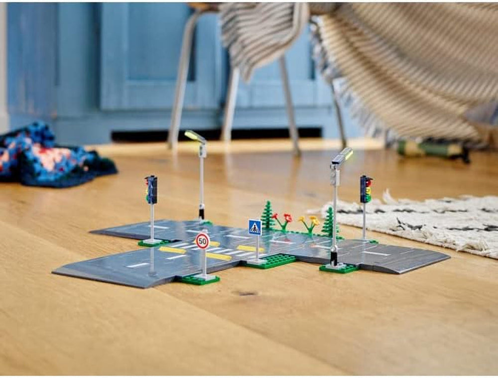 LEGO City Intersecție rutieră cu semafoare, set de construcție cu cărămizi care strălucesc în întuneric 60304 Seturi de constructie Besuche den LEGO-Store