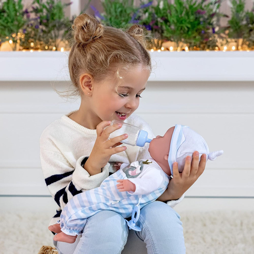 38 cm große realistische Babystoffpuppe mit offenen/geschlossenen Augen | JC Toys - Berenguer Boutique | 10-teiliges Geschenkset mit Flasche, Rassel, Schnuller & Zubehör | Blau | ab 2 Jahren.