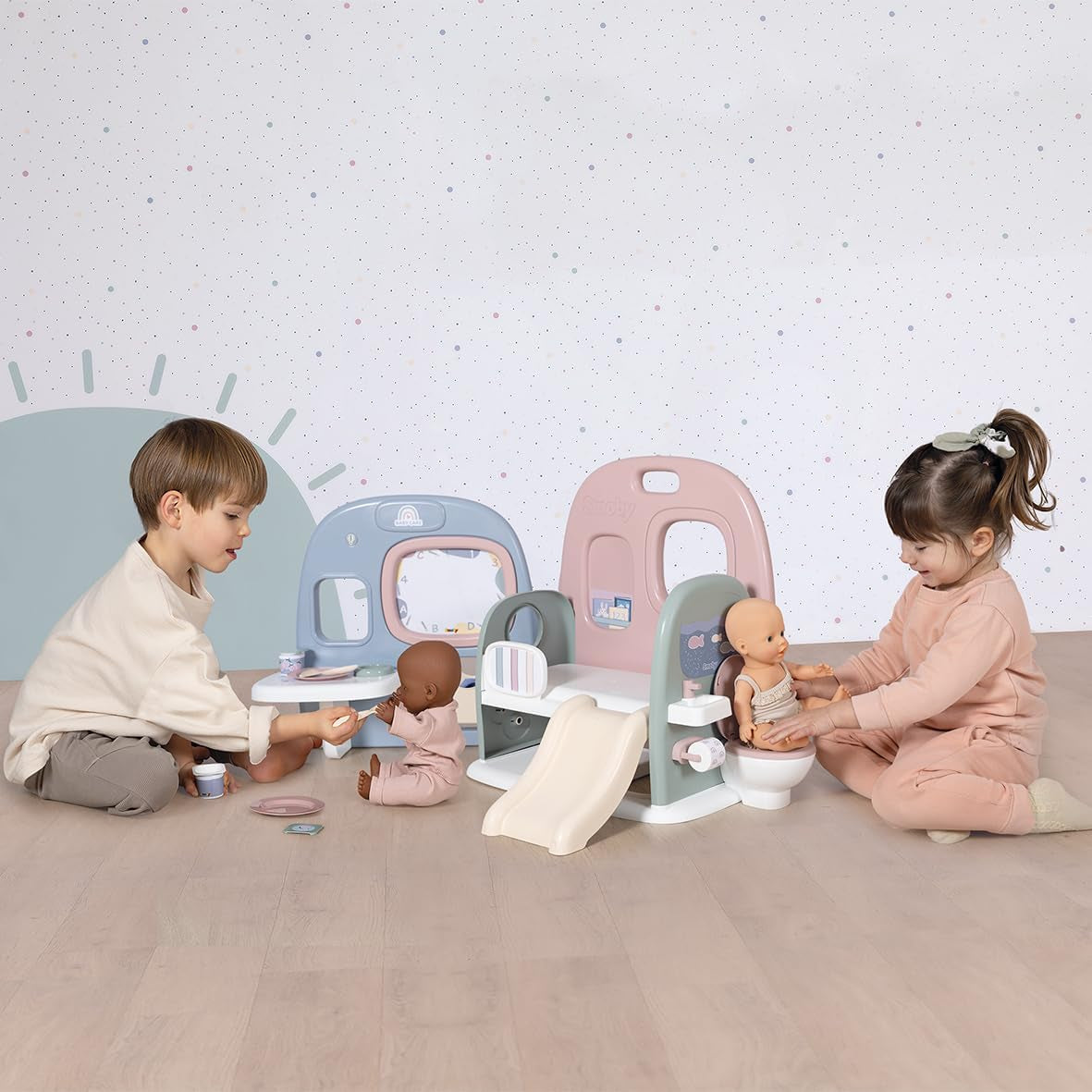 Smoby - Îngrijire bebeluși Creșă pentru păpuși - Centru de joacă pentru păpuși Creșă + Grădiniță Viața de zi cu zi - Zonă de joacă pliabilă, cu rotire la 360° - 6 accesorii - Fabricată din 90% material reciclat în Franța, de la 3 ani