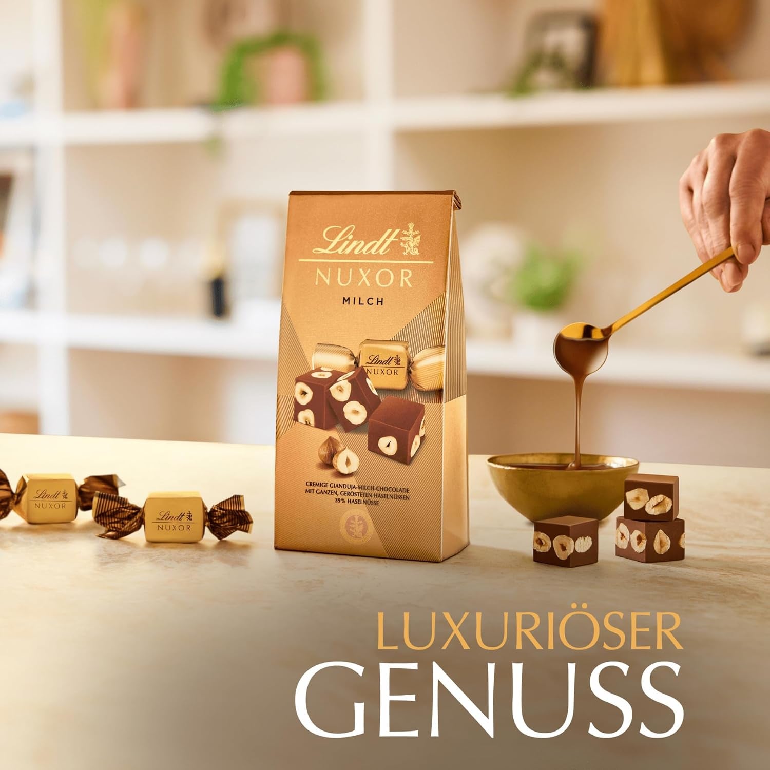 Ciocolată Lindt | Pliculeț de ciocolată cu lapte NUXOR | 103g | Cuburi cremoase de ciocolată cu lapte Gianduja cu alune de pădure prăjite | Cadou de ciocolată