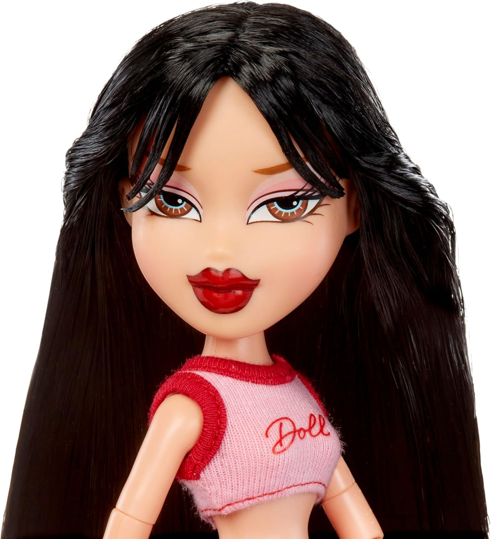 Păpușa Bratz Goin' Out! - Jade - 1 păpușă de colecție cu accesorii, ținută, geantă, ochelari de soare și perie - Jucărie pentru copii - Vârste 6+, Roșu