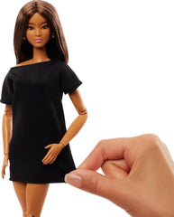 Barbie Basics Model 1, Păpușă de colecție cu păr brunet, rochie mini neagră și pantofi, modă cu potrivire universală, corp articulat și cap interschimbabil, JBH72