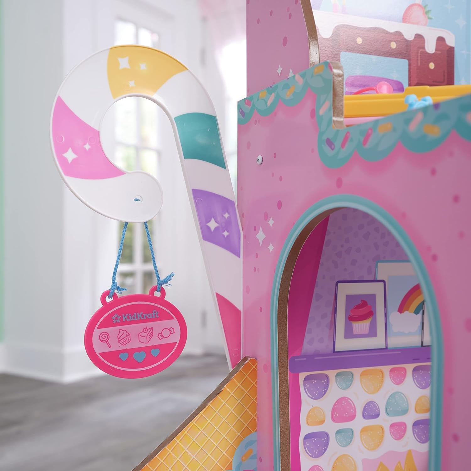 KidKraft Casă de păpuși din lemn, Castel cu bomboane, cu mobilier și accesorii, Casă cu figurină lamă unicorn, lift cornet de înghețată și scaun ursuleț gumat pentru păpuși, Jucărie pentru copii de la 3 ani în sus, 20242