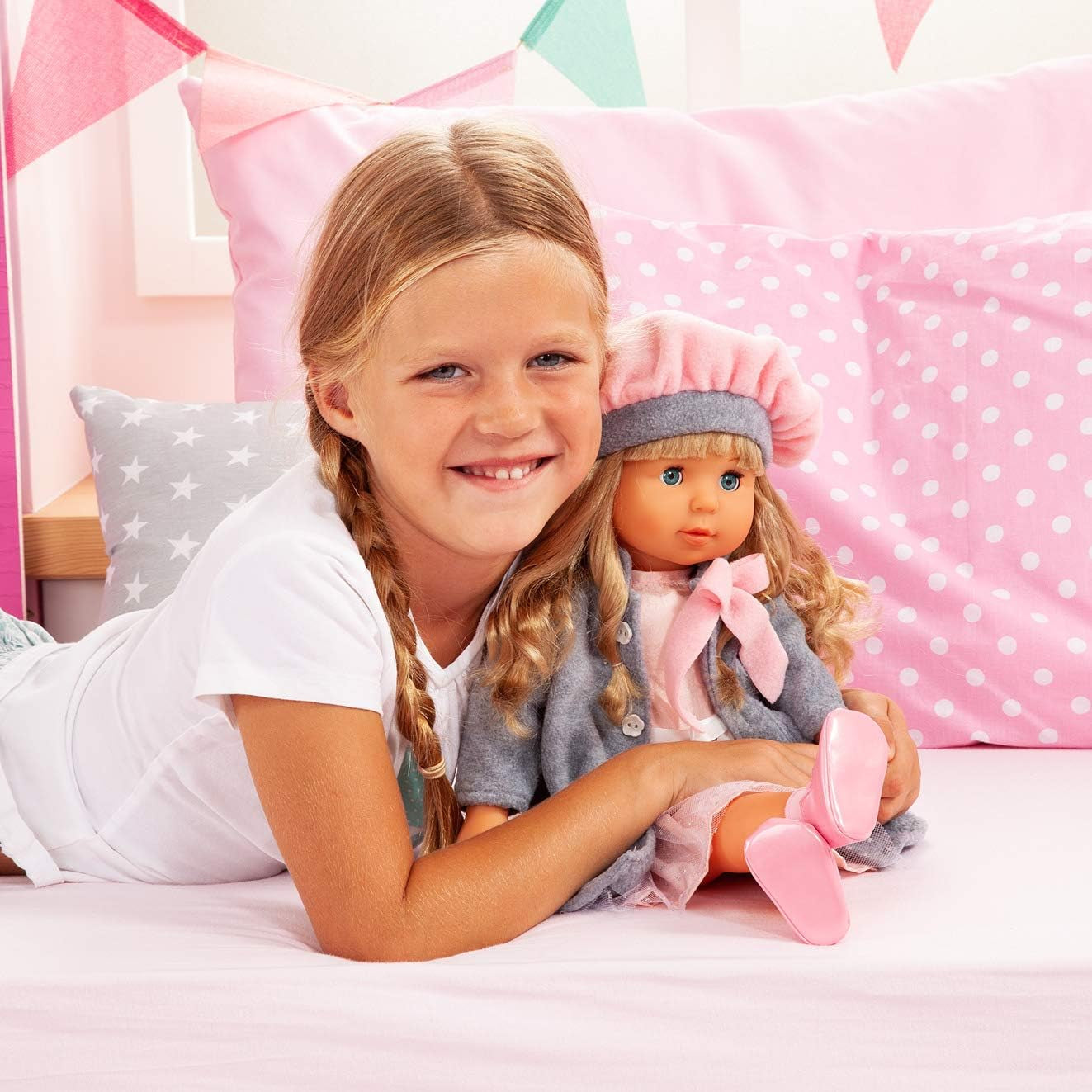 Bayer Design 94635AX Păpușă funcțională Charlene cu păr și ochi adormiți, vorbește și cântă 90 de propoziții, 2 poezii și 8 cântece, 46 cm, Păpușă cu multe accesorii, 1,30 kg, roz, gri