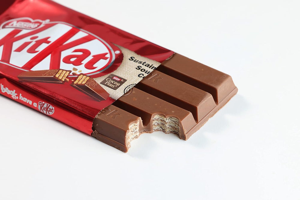 Batoane Nestlé Classic Chocolate, Batoane crocante cu ciocolată cu lapte și napolitană crocantă, pachet de 48 (24 x 41,5 g)