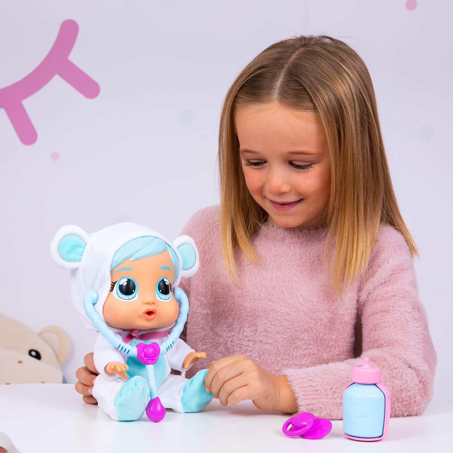 Păpușa Cry Babies Loving Care Kristal, păpușă bebelușă Kristal Loving Care cu 3 accesorii pentru joaca de-a doctorul, îngrijire și îngrijire, plânge cu lacrimi adevărate, jucărie pentru copii de la 18 luni