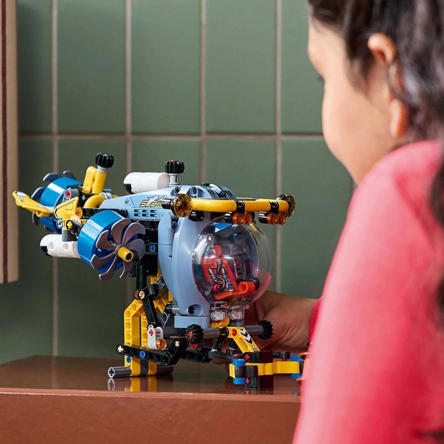 Submarin LEGO Technic Deep Sea Explorer, jucărie de construit pentru copii, băieți și fete de la 9 ani, idei creative de cadouri pentru ziua de naștere, vehicul construibil, cu elice rotative 42201 Seturi de constructie Besuche den LEGO-Store