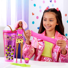 Păpușa Barbie Pop Reveal Bubble Tea și accesorii, Păpușă la modă parfumată Berry Bliss cu animal de companie, 8 surprize, inclusiv schimbător de culoare, cană de depozitare, HTJ20