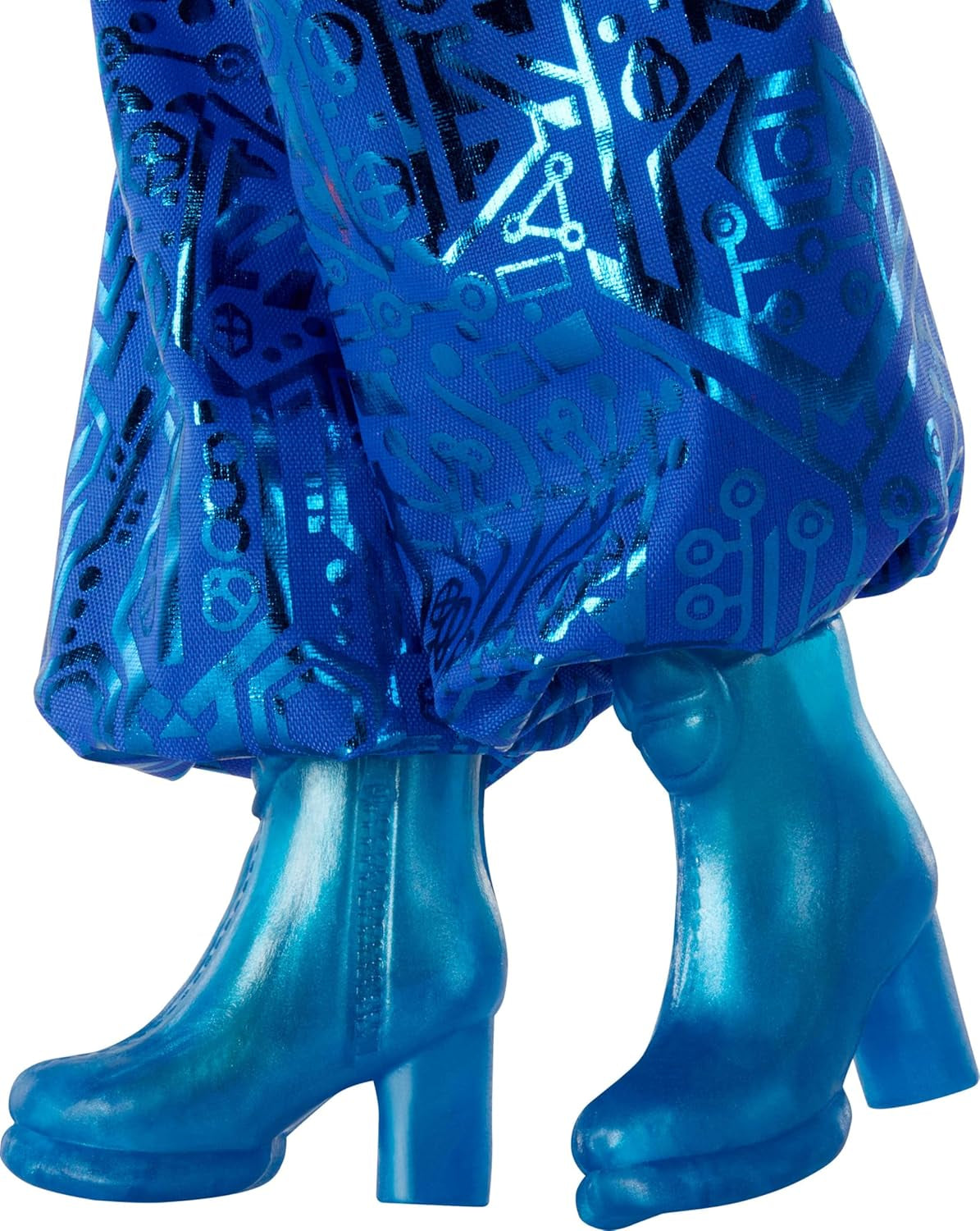 Mattel Disney Zombies 4: Zorii Vampirilor, păpușă de modă Addison Wells cu costum detașabil și 6 accesorii inspirate din filme, JFG32