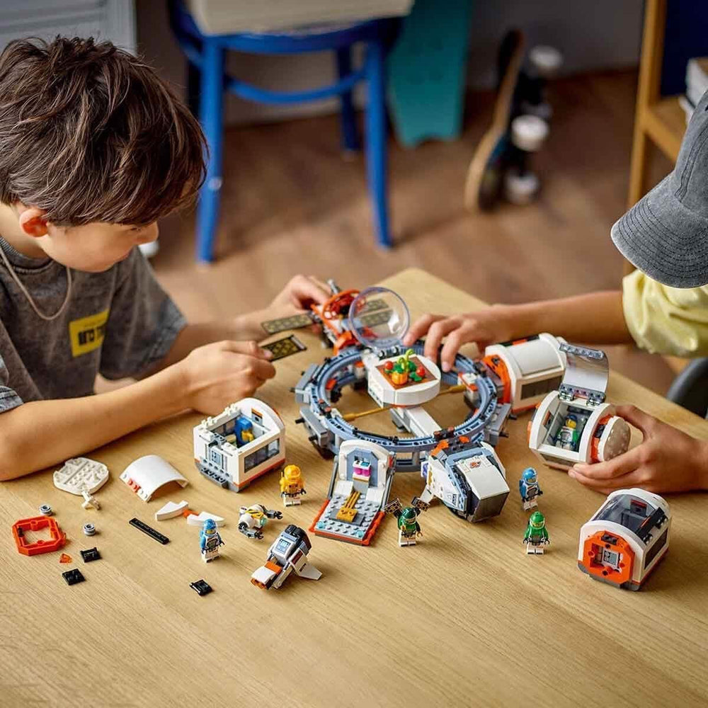 Stație spațială modulară LEGO City Space, model de navă spațială cu vehicule spațiale, cadou pentru copii, băieți și fete de la 7 ani, stație de cercetare modulară cu 6 figurine de astronauți 60433 Seturi de constructie Besuche den LEGO-Store