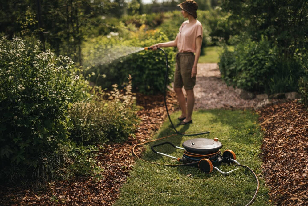 Roată de apă Fiskars Comfort L cu roți, set de udare all-inclusive, rază totală de acțiune de 31,5 m, înfășurare automată, furtun de grădină universal (Ø 13 mm), racord universal pentru robinet, 1071670