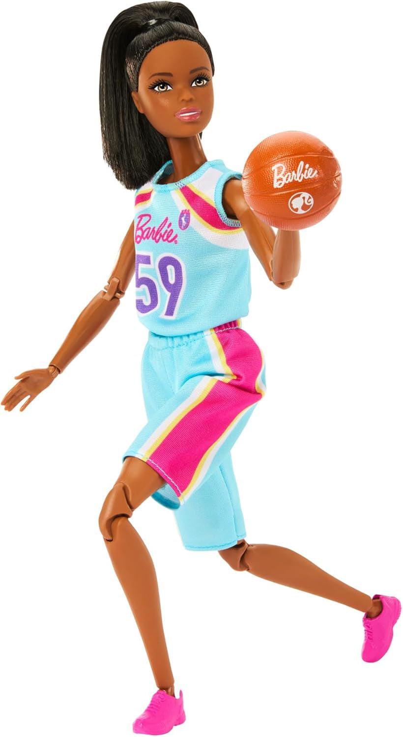 Barbie Made to Move Puppe und Accessoires, brünette Basketballspielerin mit abnehmbarem Sportdress mit Ball, 22 bewegliche Gelenke, HKT74