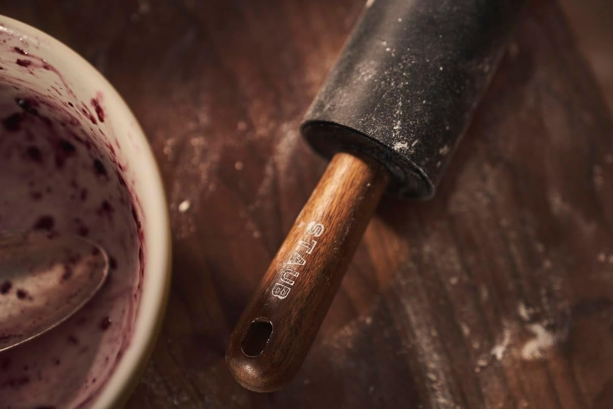 Sucitor STAUB, Lungime: 45 cm, Lățime de rulare: 26 cm, Silicon negru fără BPA și lemn de salcâm, Mâner ergonomic, Negru și maro