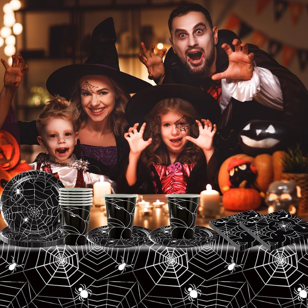 Set de tacâmuri din hârtie cu păianjeni de Halloween, format din 49 de piese, inclusiv farfurii, șervețele, pahare și față de masă. Set de tacâmuri negre pentru petrecere, cu farfurii de desert, șervețele și pahare.
