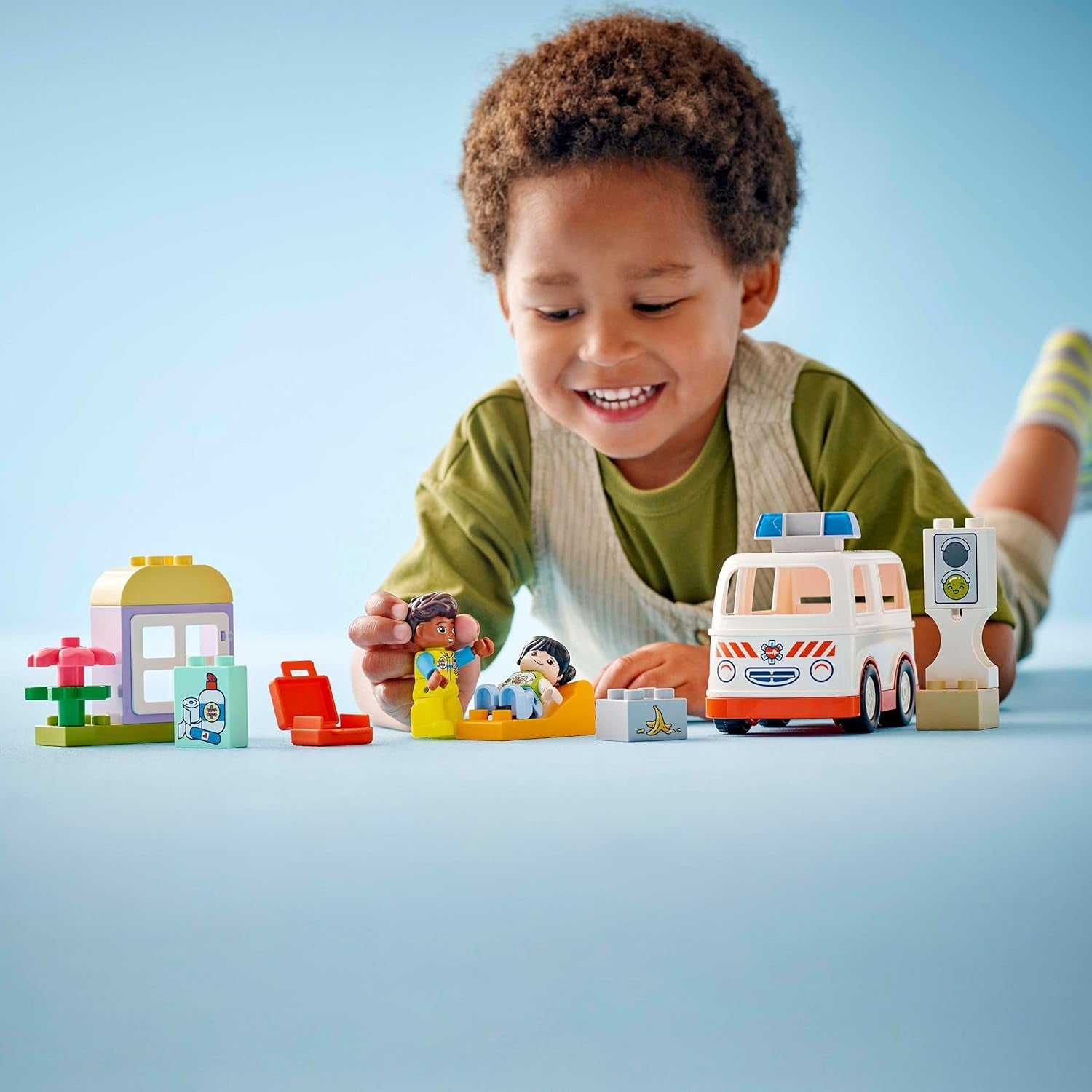 LEGO DUPLO Rettungswagen mit Fahrer - Lernspielzeug für Kleinkinder ab 2 Jahren - Montessori Spielzeug für Rollenspiele - Rettungswagen Spielzeug mit Auto, Haus, 2 Figuren - Geschenk für Kinder 10447
