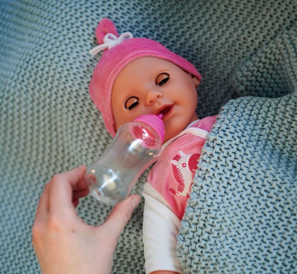 Simba 105140489 - Păpușa Laura Baby Talk, Păpușă cu corp moale de 38 cm și ochi adormiți, în salopă drăguță, 24 de sunete pentru bebeluși, Păpușă de joacă, Păpușă bebeluș, Vârste 2+