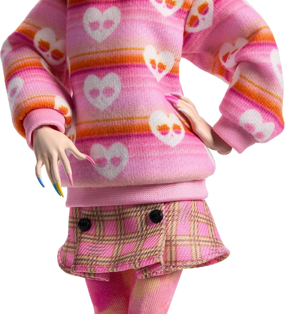 Păpușa și accesorii Monster High Wednesday, figurină de colecție Enid Sinclair roz cu beretă și rucsac, suport pentru păpuși, HXJ05