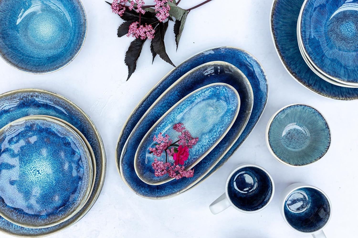 MÄSER 934092 Seria Frozen, Set de veselă ceramică pentru 4 persoane, Serviciu combinat cu 16 piese cu forme organice, Serviciu cu pete albastre, Gresie, Albastru închis