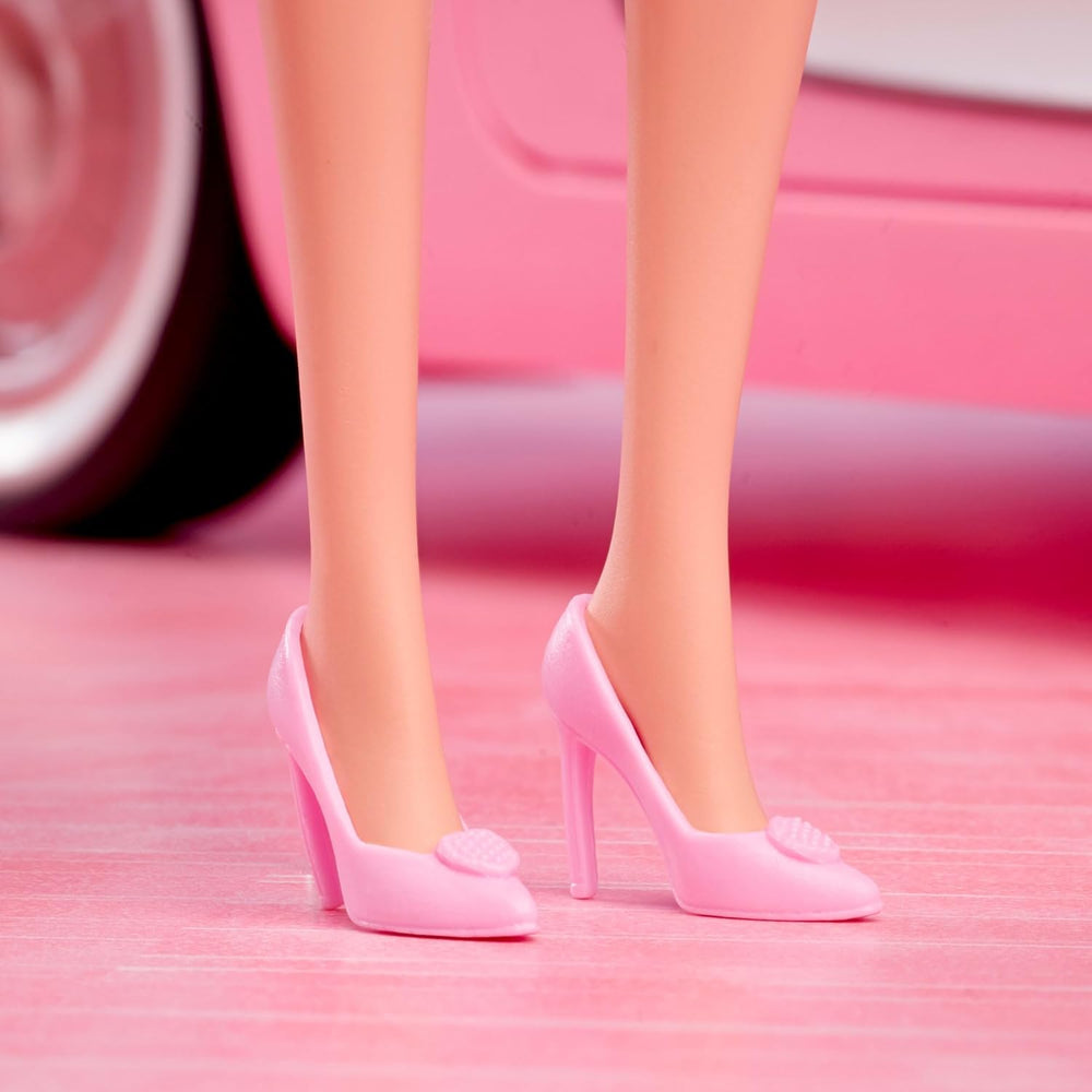 Păpușa Barbie The Movie, bazată pe film, Margot Robbie în rolul lui Barbie, figurină de colecție în bluză roz și fustă de tul, cu coafură stilizată și bijuterii asortate, JBJ53