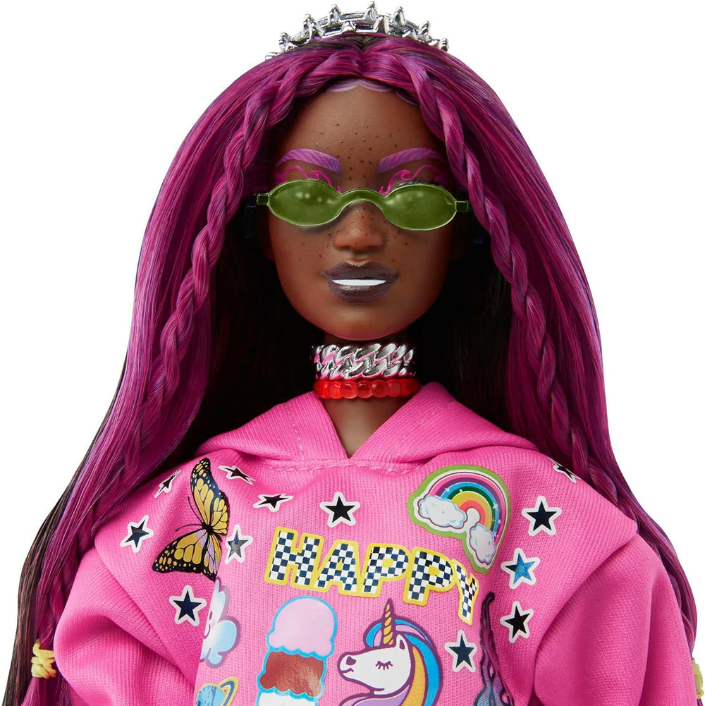 Barbie Extra, Schwarze schwarzem Haar und rosa Strähnchen, Rockstar Pandabär, Sonnenbrille, rosa Stiefel, Alien-Tasche, Aufkleber, inkl Puppe, Geschenke für Kinder ab 3 Jahren,HKP93