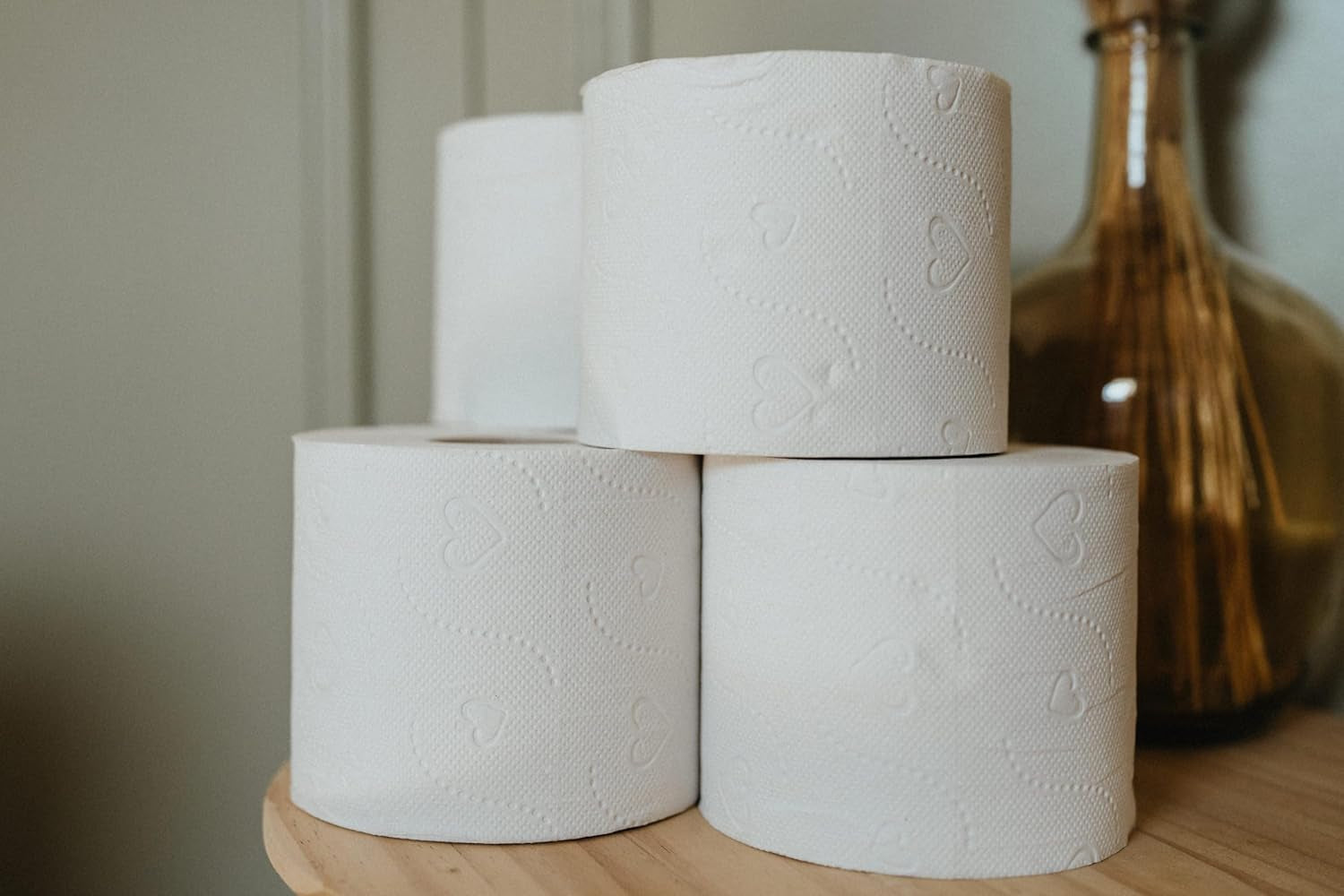 - Hârtie igienică 3 straturi - 3 straturi - hipoalergenică (certificată Dermatest) și ecologică (certificată Fsc) - 4 role comprimate = 8