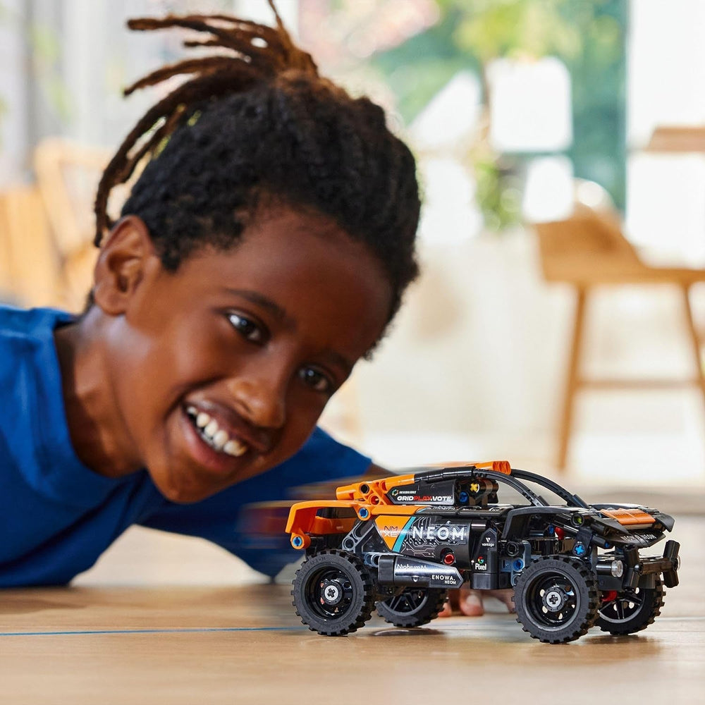 Set mașină de curse LEGO Technic NEOM Mclaren Extreme E, jucărie cu motor pentru copii, mașină cu vânt construibilă, cadou Technic pentru băieți și fete de la 7 ani 42166 Seturi de constructie Besuche den LEGO-Store