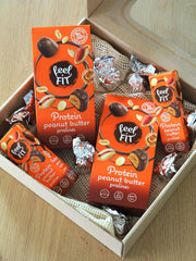 Praline proteice cu unt de arahide Feel FIT în ciocolată cu lapte de înaltă calitate, fără zahăr adăugat, 17% proteine, fără gluten 66 g (1 pachet)