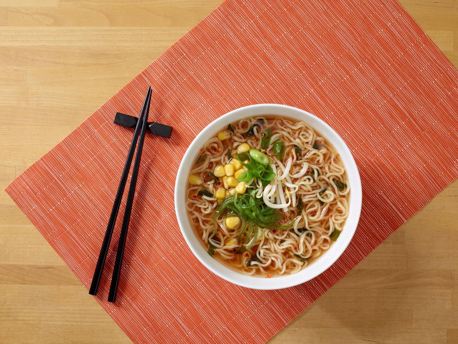 Nissin Ramen Premium - Miso Picant, pachet de 10 tăiței instant în stil japonez, uscați la aer, pentru ramen „în stil restaurant”, cu o aromă ușor picantă de miso și fulgi de wakame (10 x 90,7 g)