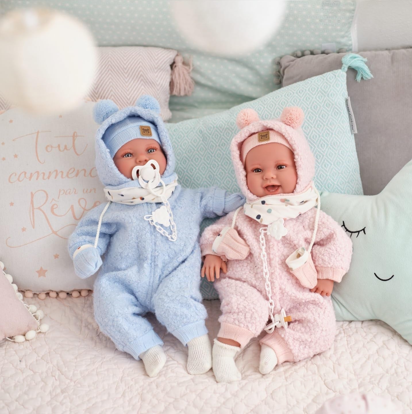 Llorens 1018480 Babypuppe Tala, mit braunen Augen und weichem Körper, Baby Puppe inkl. flauschigem rosa Winter-Outfit, Schnuller, Schnullerkette, 44 cm