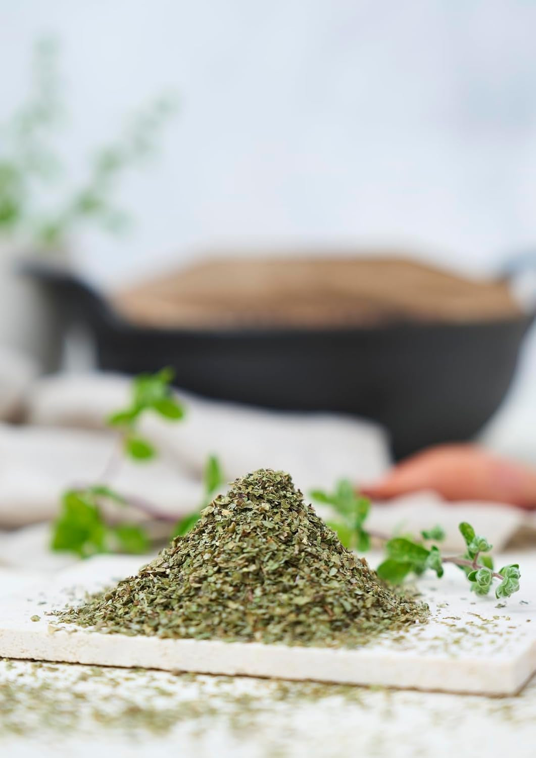 Fuchs Gewürze - Majoran gerebelt - zum Würzen von Kartoffelgerichten, Fleischgerichten oder Eintöpfen - natürliche Zutaten - 10 g in wiederverwendbarer, recyclebarer Dose