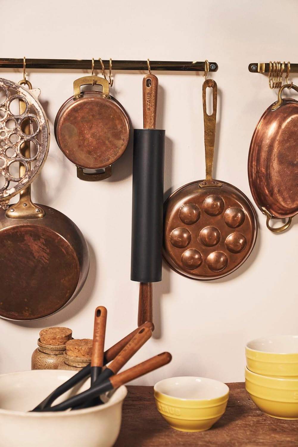 Sucitor STAUB, Lungime: 45 cm, Lățime de rulare: 26 cm, Silicon negru fără BPA și lemn de salcâm, Mâner ergonomic, Negru și maro