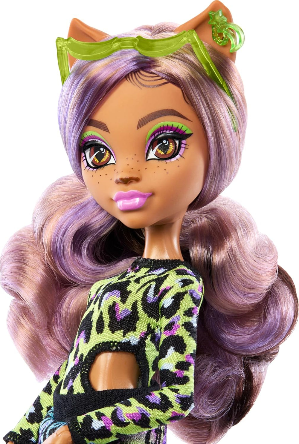 Păpușa Monster High Scare-adise Island Clawdeen Wolf cu costum de baie, pantaloni de jogging și accesorii de plajă, cum ar fi vizieră, sticlă de apă și carte