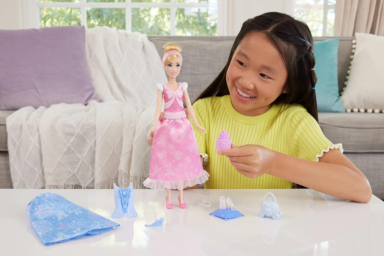 Mattel Disney-Princess-Spielzeuge, Cinderella-Modepuppe mit 2 Looks, 9 Accessoires, 2 Oberteile zum Anklipsen und 2 Röcke. 2-in-1-Geschichten inspiriert vom Disney-Film, JCR95